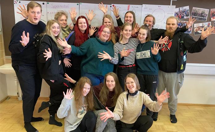 Nuorten vaikuttajien mentorit ryhmäskuvassa.