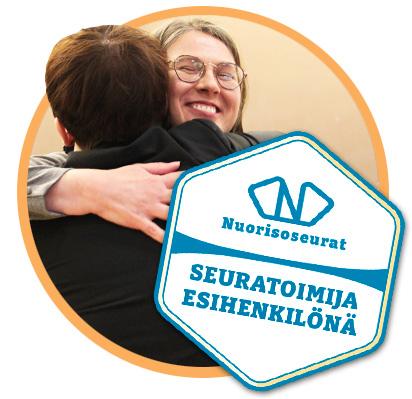 SeuratoimijaHenkilona-merkki_kuva_nettisivuille (002) Seuratoimija esihenkilönä osaamismerkissä esihenkilö halaa työntekijää.